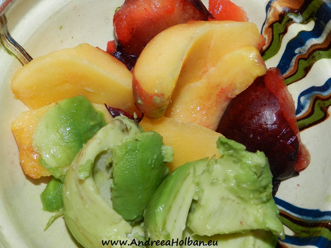 Piure de avocado, piersica si pruna (dupa 6 luni)