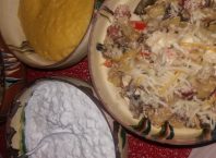 Dezmat culinar la tigaie: ciuperci, cabanos, cartofi, telemea si sos alb aromat cu ceapa si usturoi