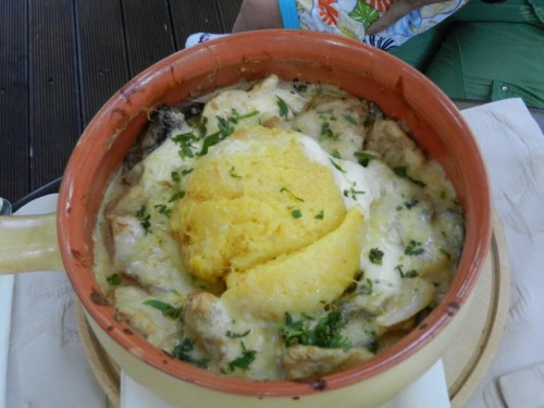 Pui nazdravan la cuptor cu ciuperci si cascaval afumat