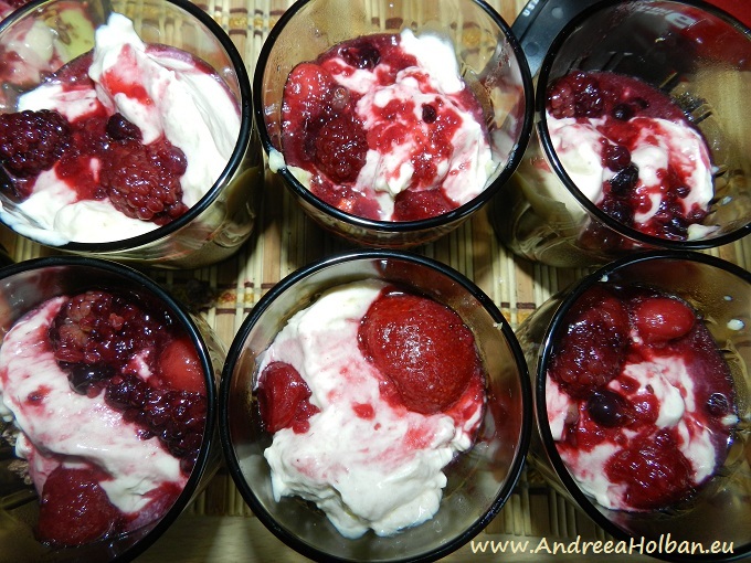 Desert la pahar blat de biscuiti, crema de vanilie, crema de mascarpone si fructe de padure 0