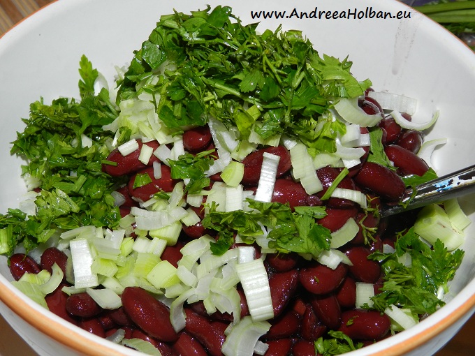 Salata de fasole cu praz, mustar si verdeata