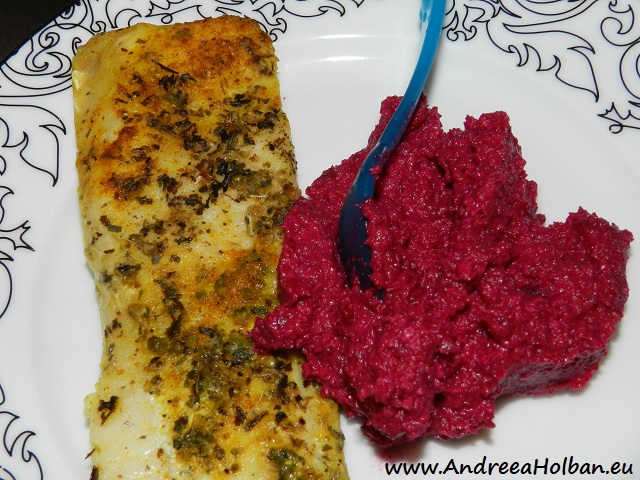 File de merluciu aromat cu menta si curry, servit cu piure de sfecla rosie si branza (dupa 12 luni)