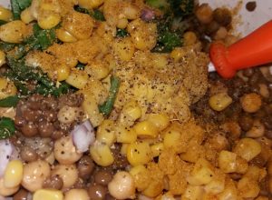 Salata de naut, linte, porumb si ceapa rosie