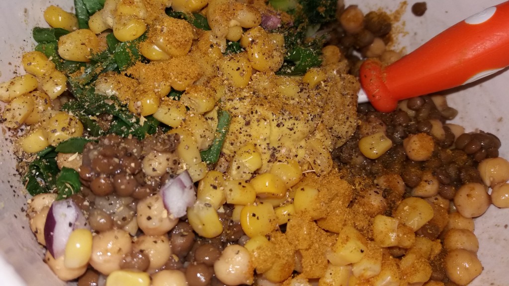 Salata de naut, linte, porumb si ceapa rosie