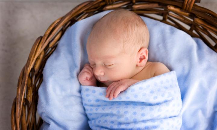 somnul bebelusilor infasati