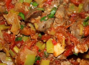 Mancarica de ficatei cu sos de rosii, praz, usturoi si ardei copti (dupa 10 luni)
