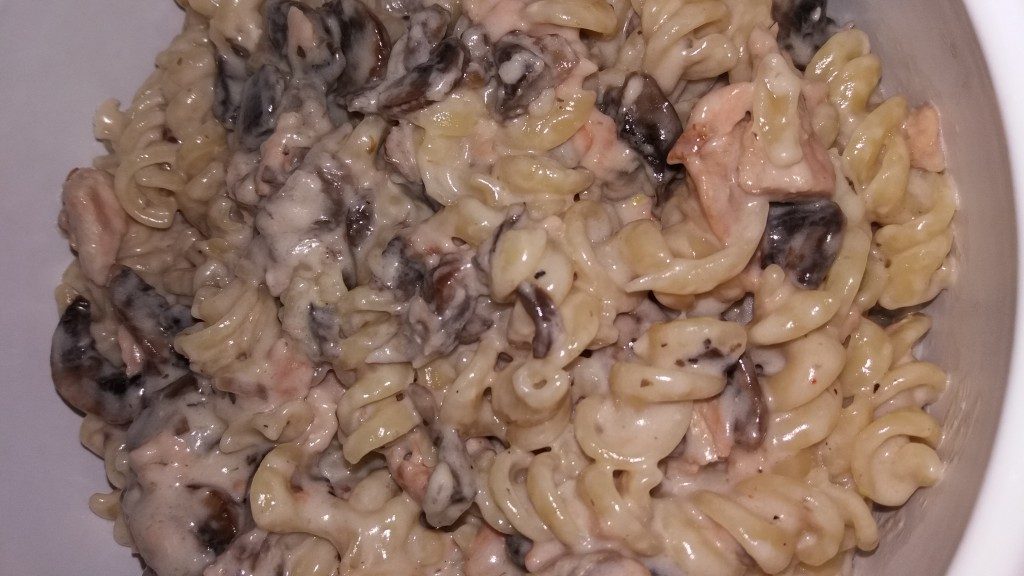 Paste cu somon si ciuperci in sos de smantana si usturoi