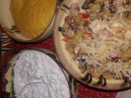 Dezmat culinar la tigaie: ciuperci, cabanos, cartofi, telemea si sos alb aromat cu ceapa si usturoi